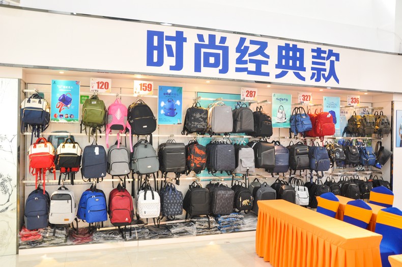 企业背包定制厂家,门徒娱乐
科技背包厂家.jpg